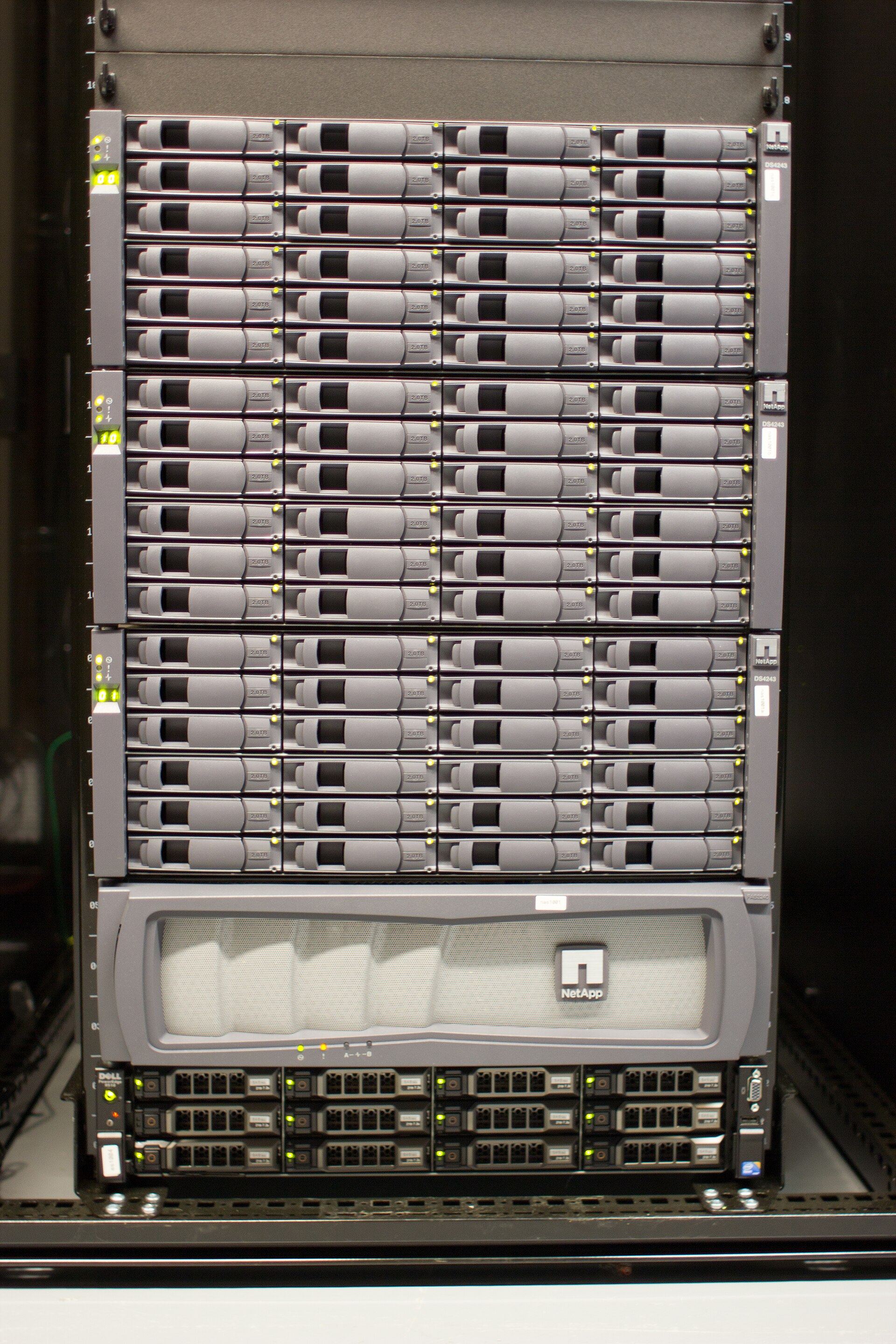 Baie de stockage et serveurs en rack