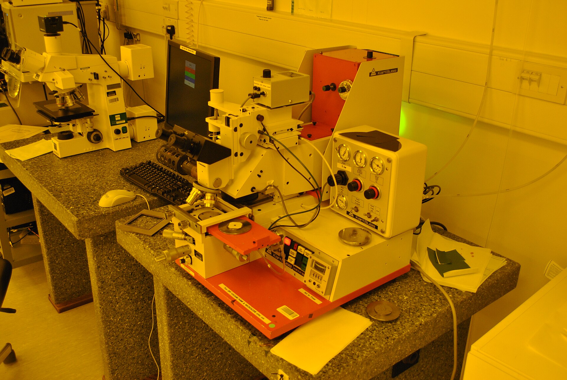 La chaîne des puces commence dans des pièces où la poussière devient une contrainte d'architecture. Salle blanche de photolithographie