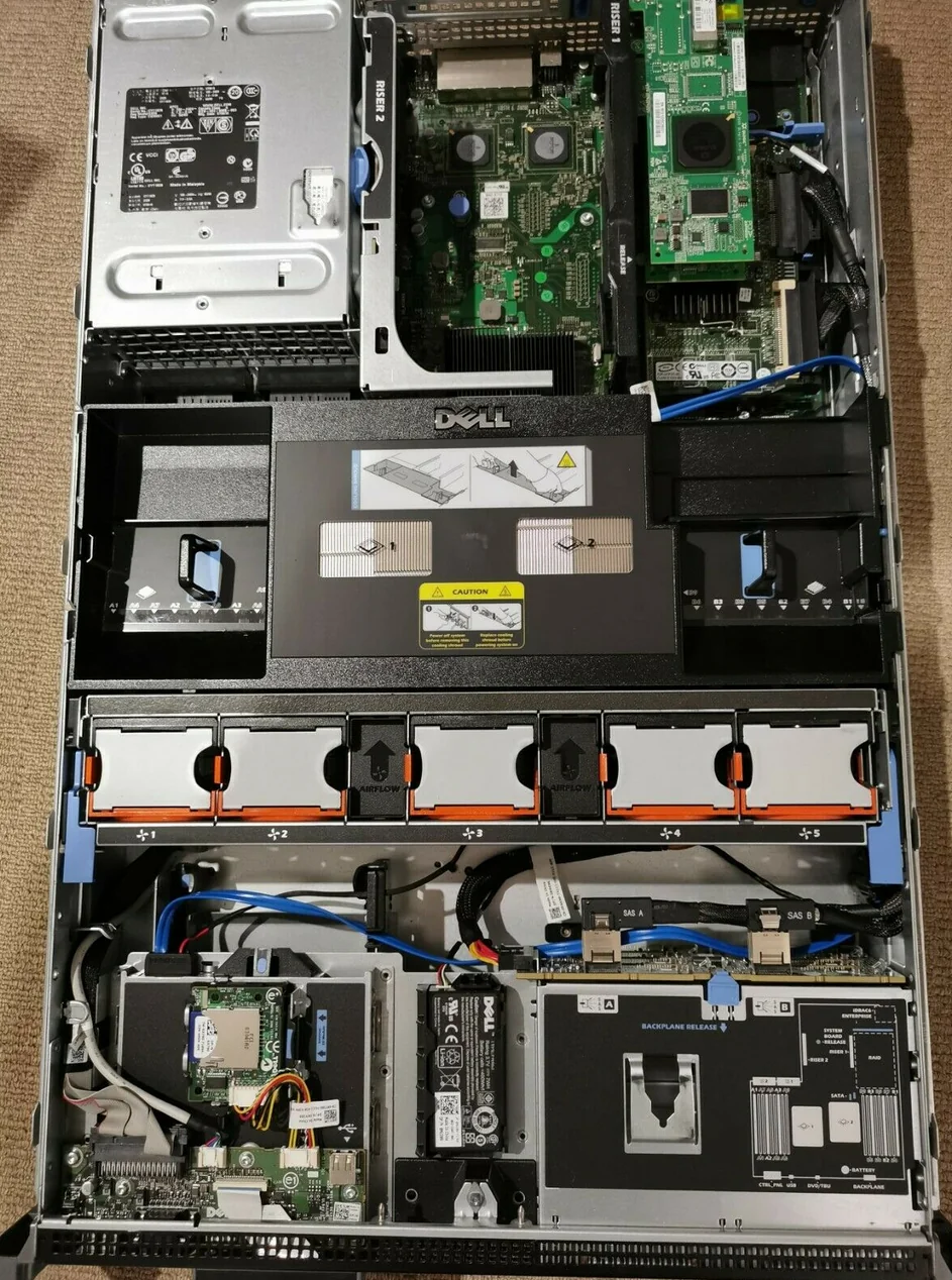 Dell R710 ouvert, capot enlevé et composants visibles. Intérieur ouvert d'un serveur Dell R710