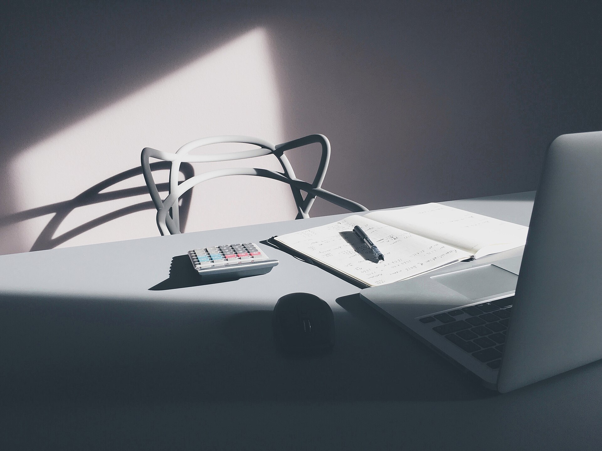 La modernisation commence souvent par une question posée trop simplement. Bureau avec laptop et calculatrice