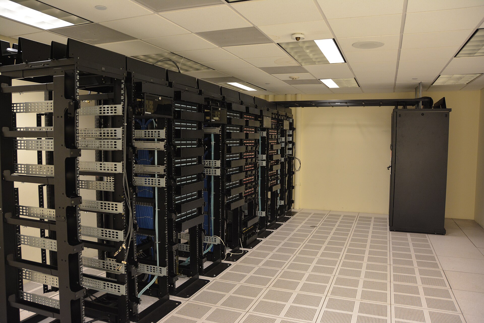 La cible moderne reste une cible d'exploitation. Racks serveur dans un datacenter